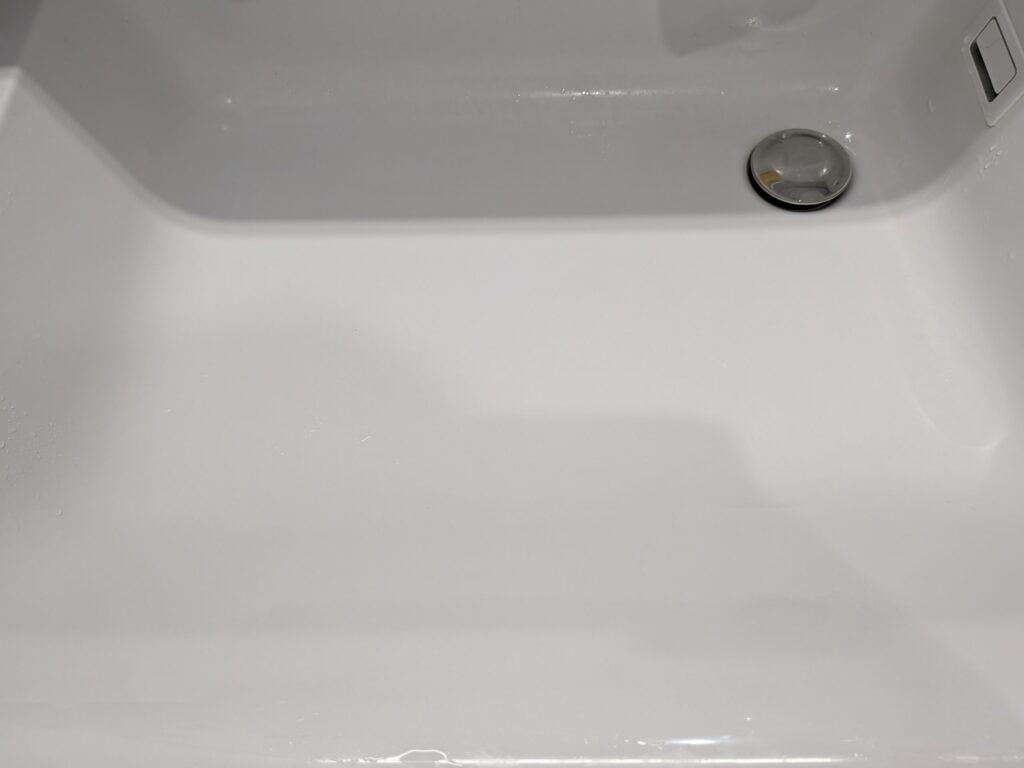 水で泡を洗い流しピカピカに