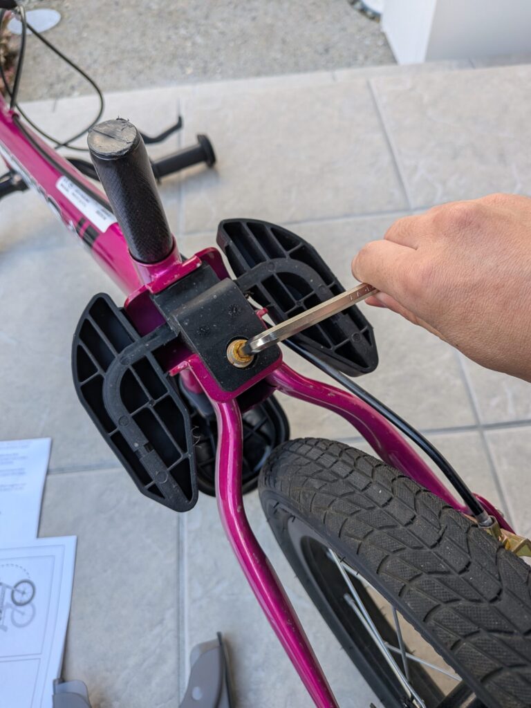 レンチでボルトを外す