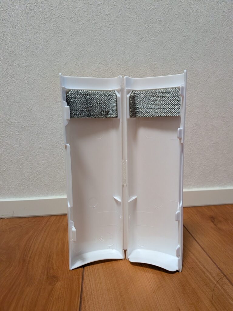 ケース内側にクリーニングスポンジが！