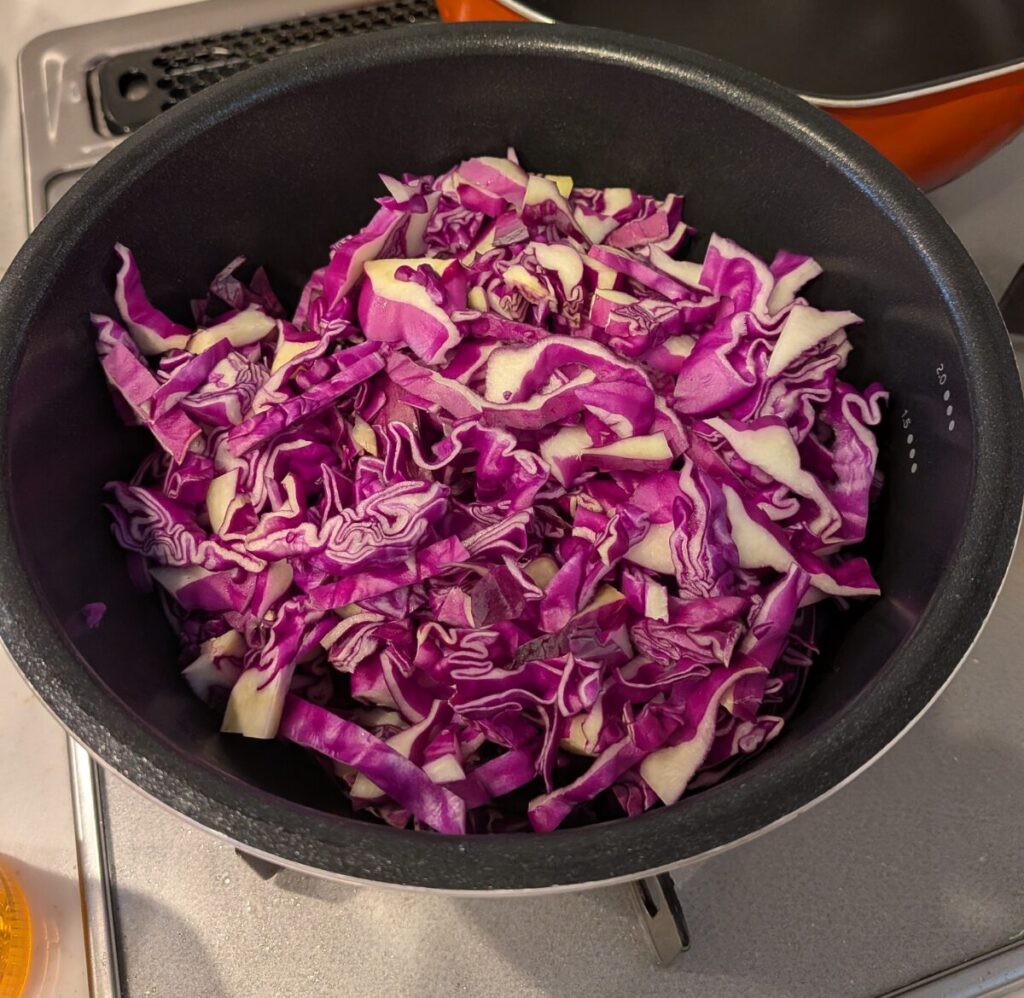 紫キャベツを刻んで火にかける