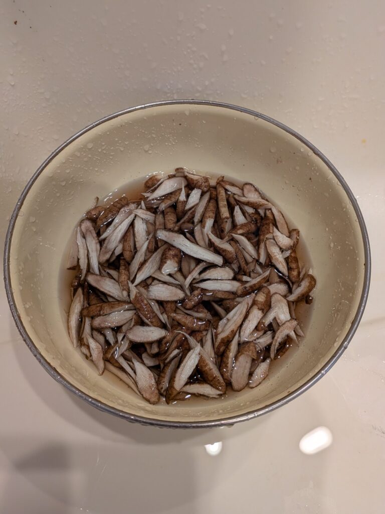 ゴボウはささがきにして水にさらす