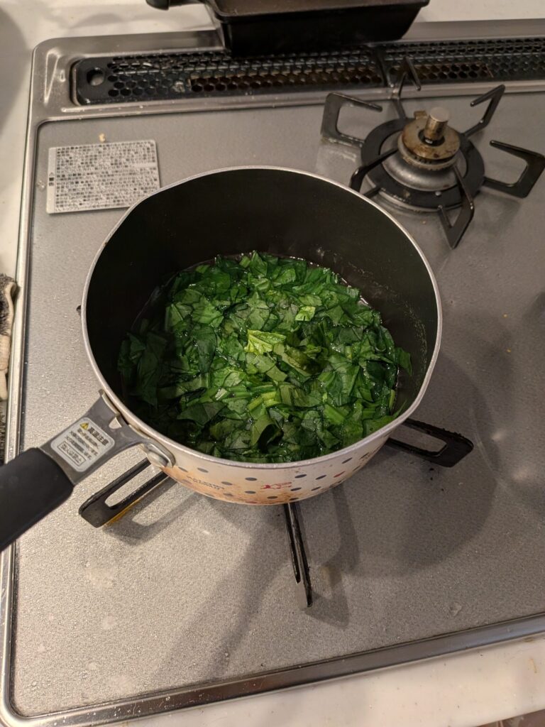 ホウレンソウを細かく切ってアクを抽出