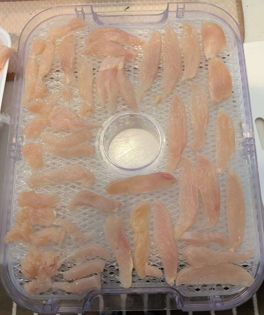 鶏むねをトレイに並べる