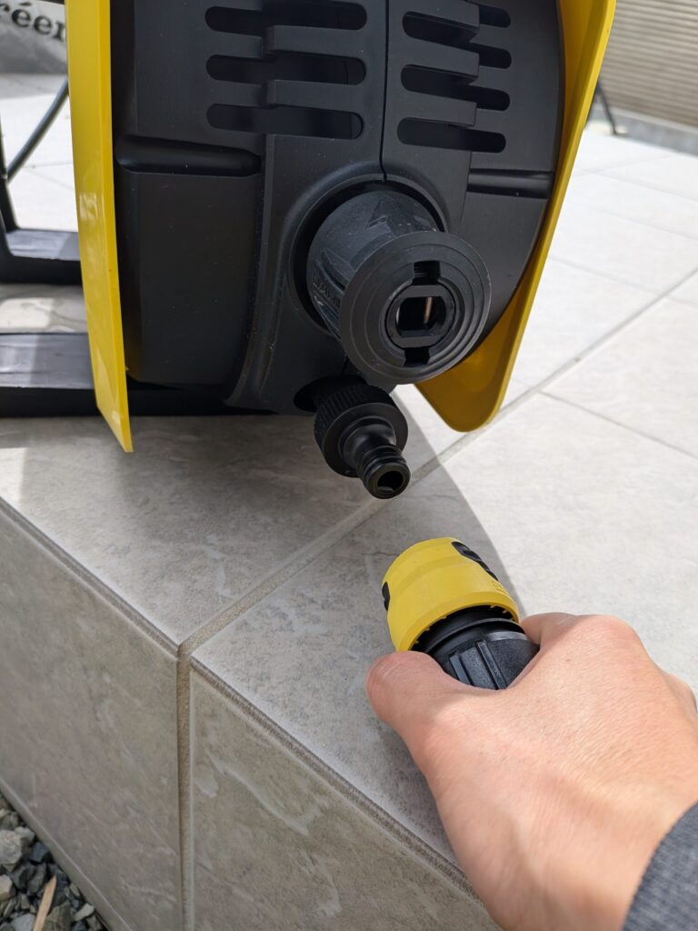 本体に水道ホース取り付け