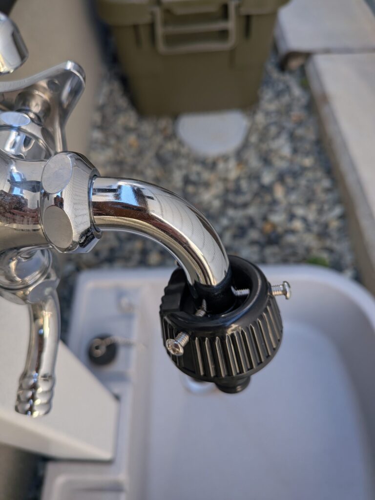 水道にアダプター装着