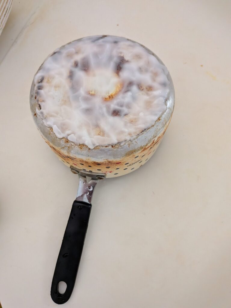 重曹ペーストを鍋裏に塗る