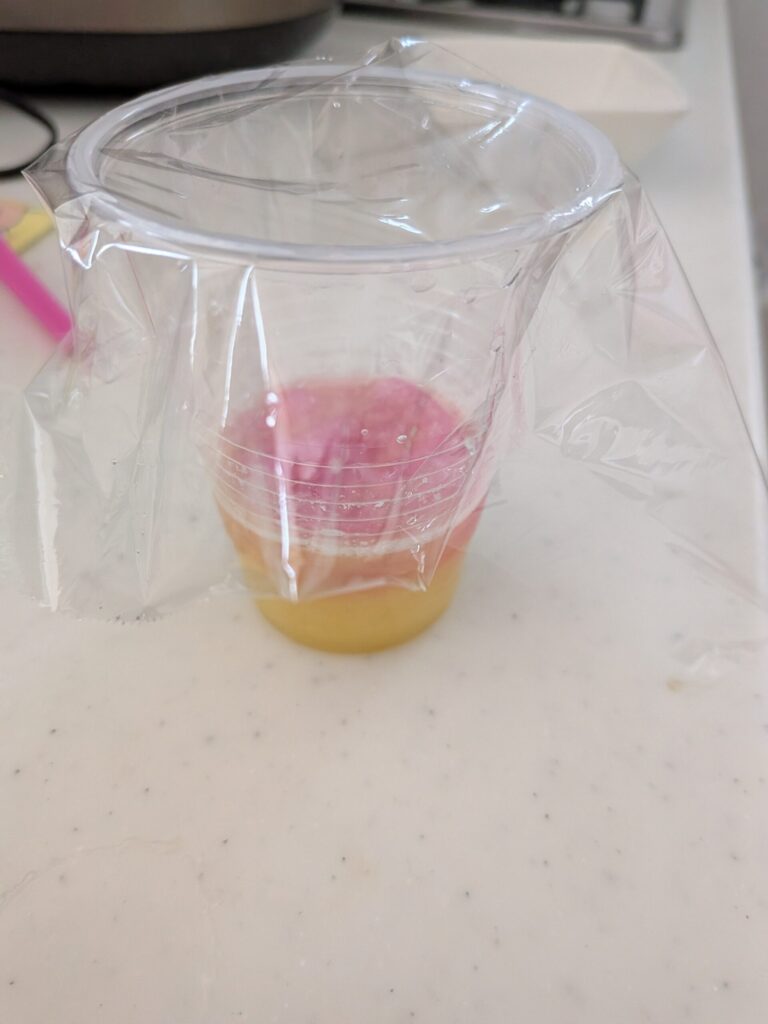 冷蔵庫で冷やして固めます