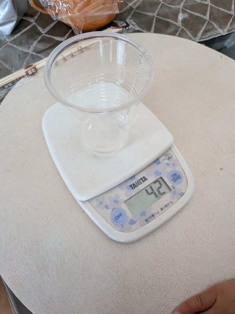 溶けたMPソープをプラコップに移します