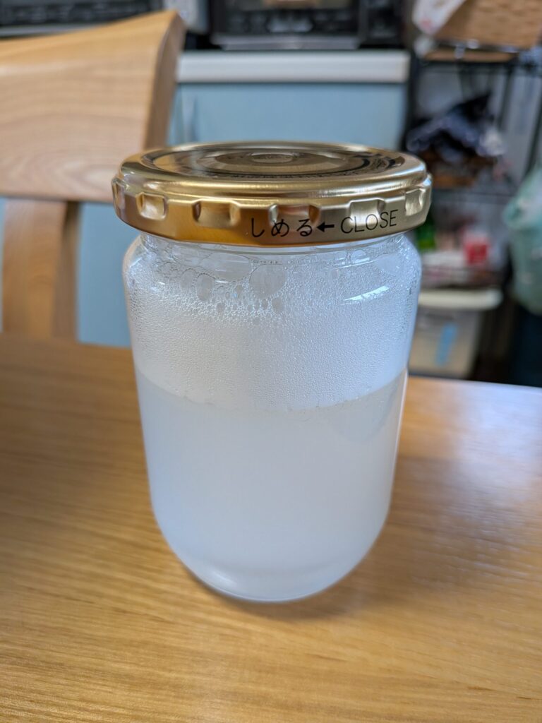 食器用洗剤を入れて良く振った様子。安定して乳化しています。