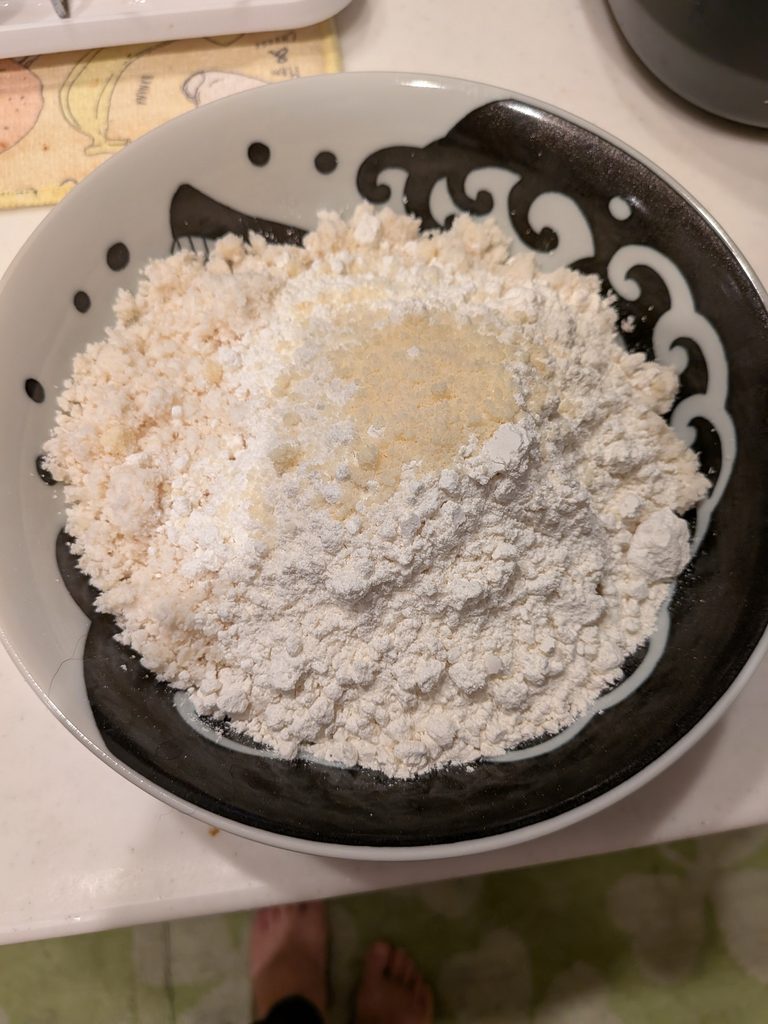 材料をボウルに入れる