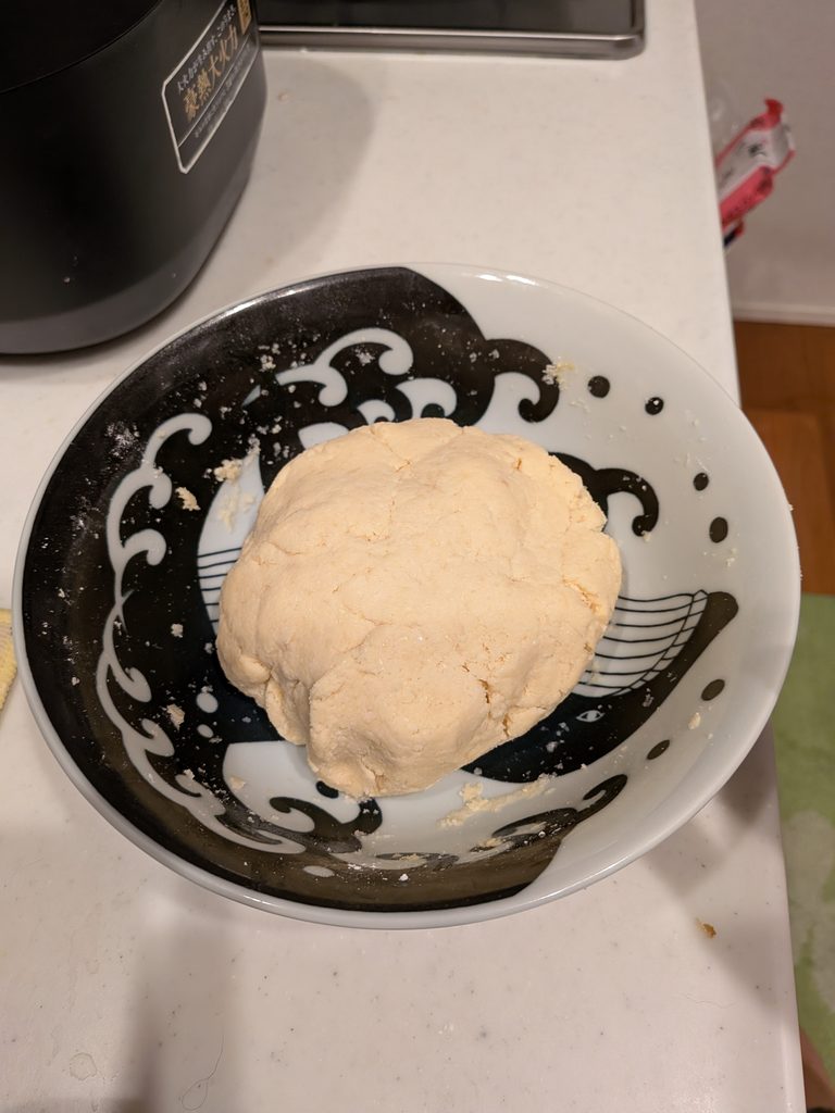 材料をよく混ぜ生地をこねる