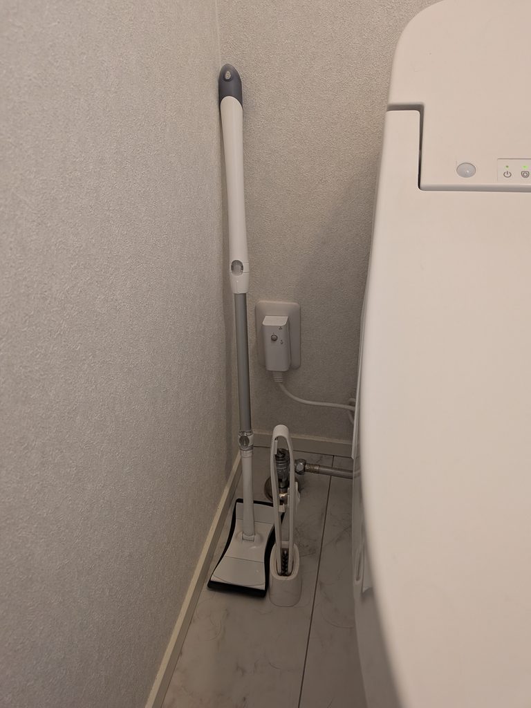 お掃除後はトイレの隙間に保管