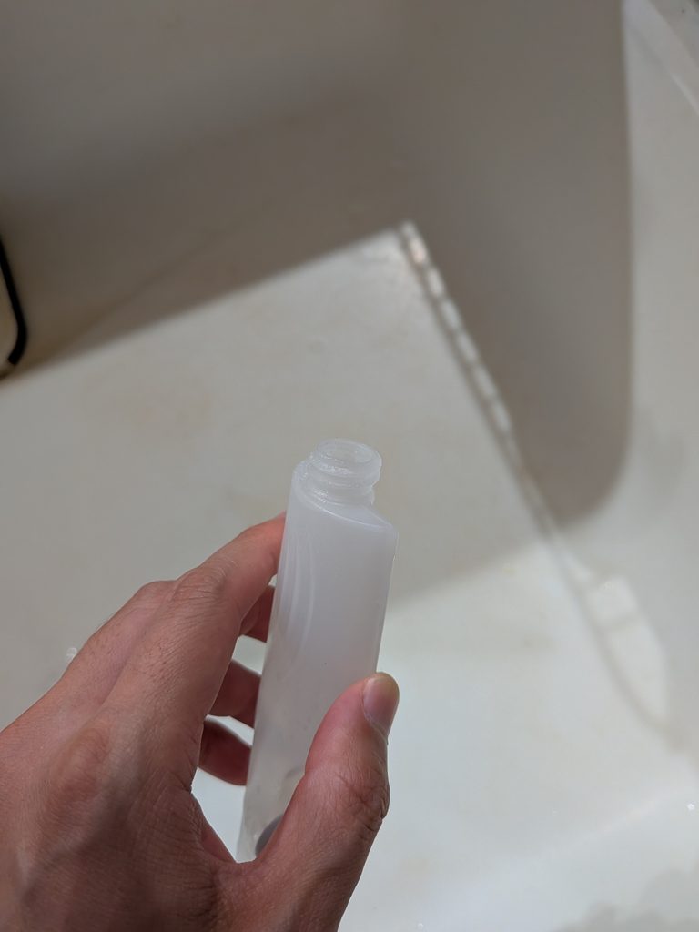 給水タンクに水道水を補給します。